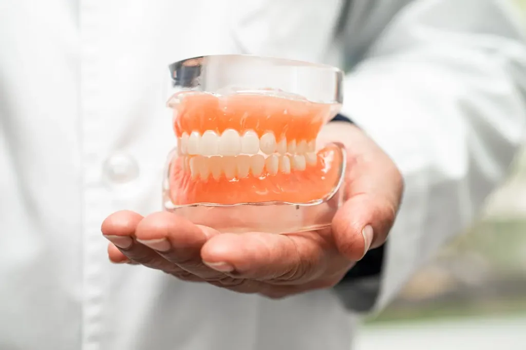 dentista-de-dentadura-con-modelo-de-dientes-dentales-para-estudiar-y-tratar-en-el-hospital
