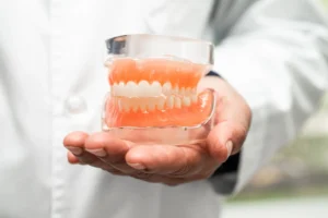 dentista-de-dentadura-con-modelo-de-dientes-dentales-para-estudiar-y-tratar-en-el-hospital
